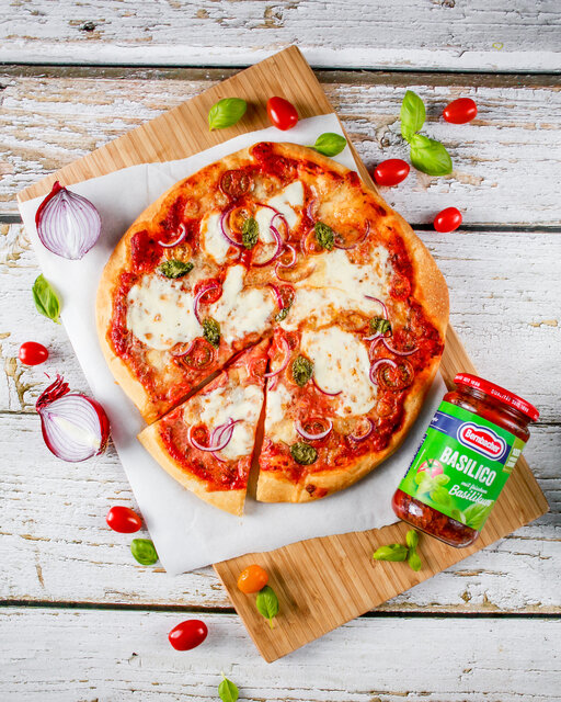 Pizza mit Basilikum Sauce Rezept